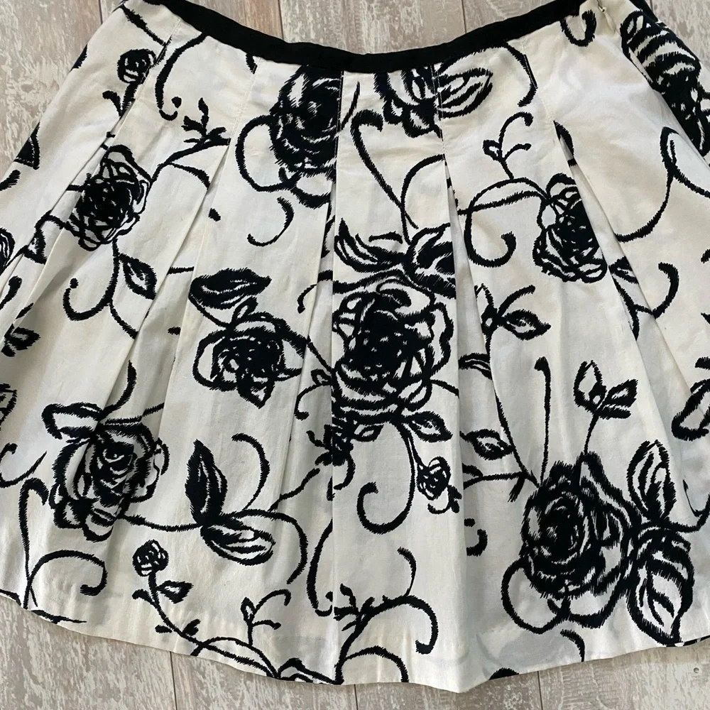 Kenar Mini Skirt Size 4 Black and White Pleated GUC